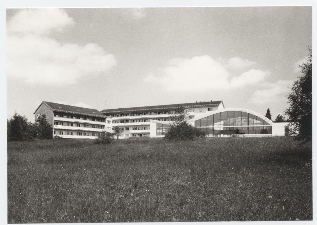 Frontansicht des Gebäudekomplexes inklusive Schwimmbad um das Jahr 1988.