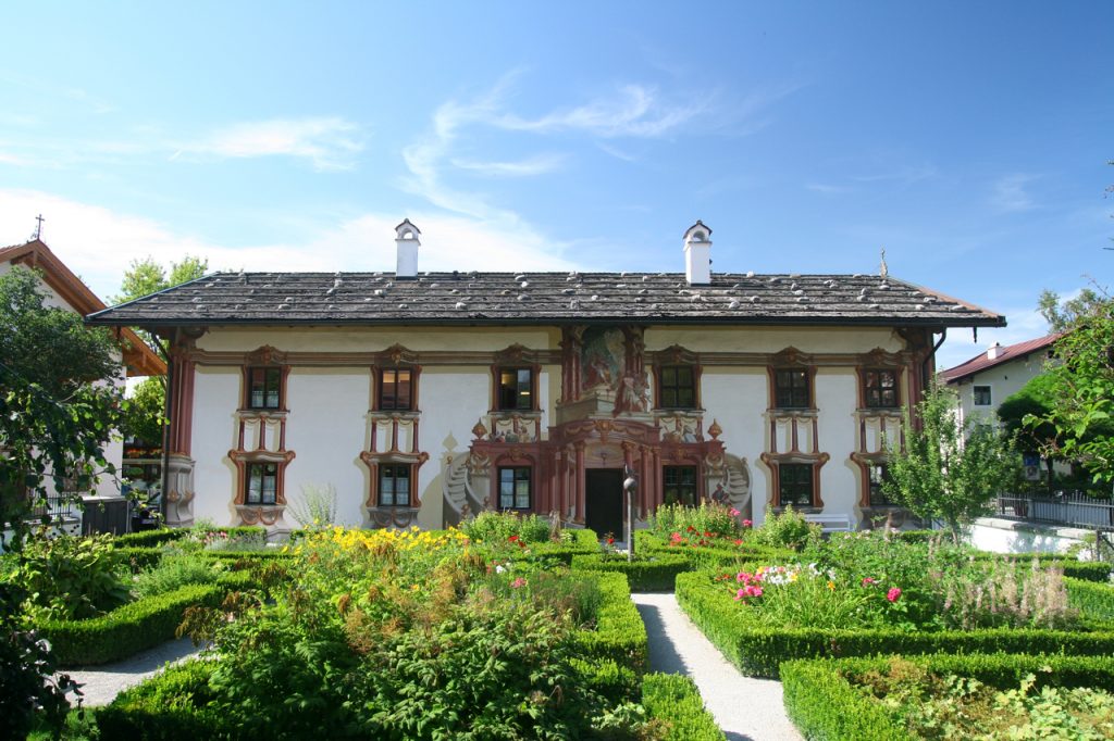 Typisches, älteres bayerisches Haus mit Wandbemalung.