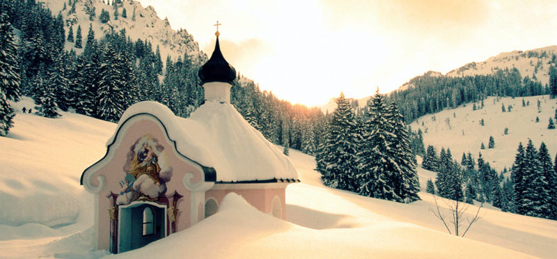 Eine wunderschön bemalte Kapelle auf dem Weg zum Pürschling im Schnee.