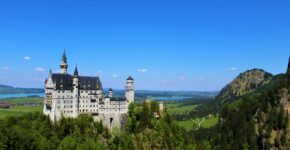Das Schloss Neuschwanstein thront in der Berglandschaft